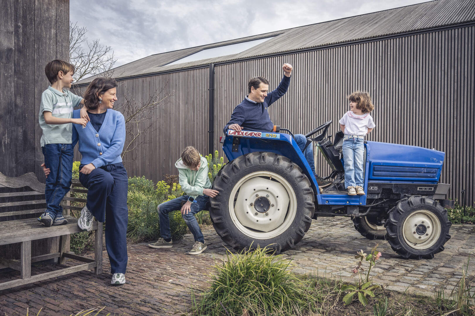 De Standaard: Sigrid en Filip combineren carrière met drie kinderen: “Onze levens zijn erg druk, maar in het weekend plannen we zo weinig mogelijk”